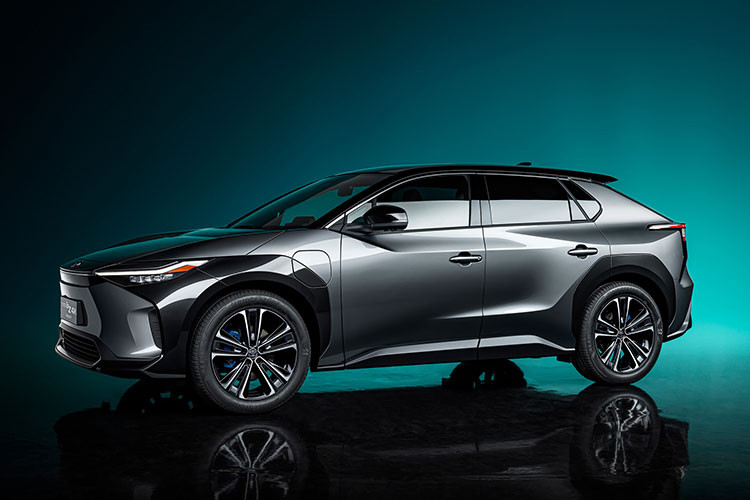 Theo đoạn video, chiếc xe mới này có huy hiệu màu xanh dương xuất hiện bên cạnh chữ BEV (Battery Electric Vehicle - xe thuần điện). Cùng với đó là dòng chữ "bZ Compact SUV" ở đuôi xe - tạm gọi là Toyota BEV 2024 mới.