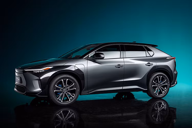 Theo đoạn video, chiếc xe mới này có huy hiệu màu xanh dương xuất hiện bên cạnh chữ BEV (Battery Electric Vehicle - xe thuần điện). Cùng với đó là dòng chữ "bZ Compact SUV" ở đuôi xe - tạm gọi là Toyota BEV 2024 mới.