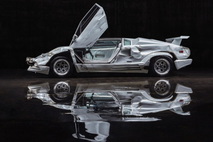 Cung cấp sức mạnh cho chiếc Lamborghini Countach 25th Anniversary này là khối động cơ V12 hút khí tự nhiên dung tích 5.2L, sản sinh công suất tối đa 455 mã lực và mô-men xoắn cực đại 500 Nm.