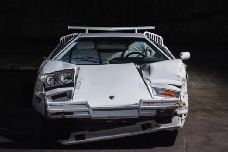 Được biết, chiếc siêu xe Lamborghini Countach này là bản đặc biệt, chỉ được sản xuất giới hạn 657 chiếc toàn cầu để kỷ niệm 25 năm thành lập hãng xe nước Ý. Đây cũng là 1 trong 12 chiếc được nhập khẩu vào Mỹ, có ngoại thất và nội thất đều là màu trắng Bianco Polo.