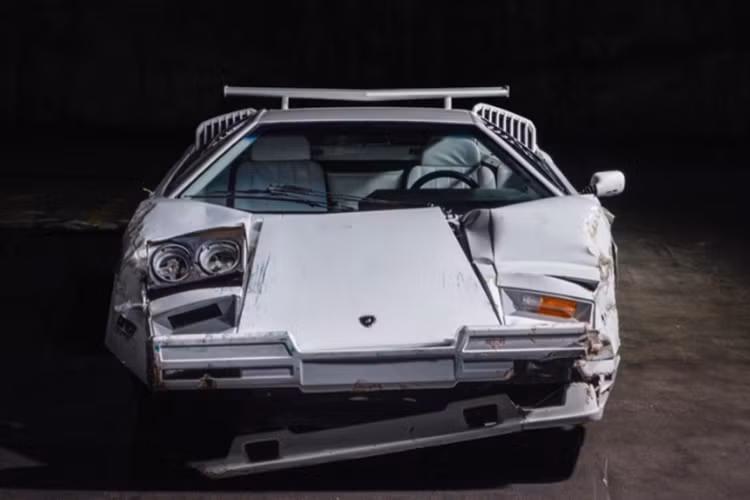 Được biết, chiếc siêu xe Lamborghini Countach này là bản đặc biệt, chỉ được sản xuất giới hạn 657 chiếc toàn cầu để kỷ niệm 25 năm thành lập hãng xe nước Ý. Đây cũng là 1 trong 12 chiếc được nhập khẩu vào Mỹ, có ngoại thất và nội thất đều là màu trắng Bianco Polo.