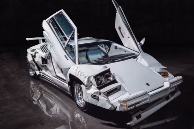 Chiếc Lamborghini Countach trong The Wolf of Wall Street được sử dụng để tạo ra hiện trạng thực tế sau vụ va chạm. Chính vì thế, khi được đem ra đấu giá, xe vẫn giữ nguyên hiện trạng y như trong phim với các chi tiết ngoại thất đều bị hư hỏng nặng và không thể sửa chữa được.