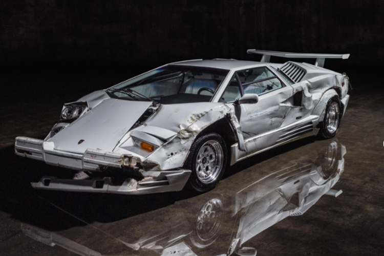 “The Wolf of Wall Street - Sói già phố Wall” ra mắt từ năm 2013, bộ phim này đã gây ấn tượng lớn với người xem qua những cảnh quay mãn nhãn, nội dung hấp dẫn và sự góp mặt của hàng loạt ngôi sao đình đám. Chiếc Lamborghini Countach hàng nát được đưa ra đấu giá đã từng được tài tử Leonardo DiCaprio cầm lái.