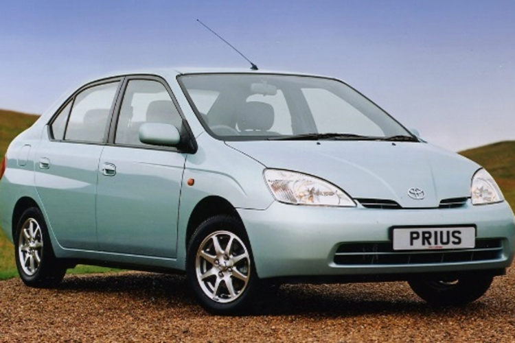 Trong khi đó, 3 mẫu bán tải người dùng lâu nhất thuộc về: Toyota Tacoma (Hilux bản Mỹ), Toyota Tundra, Nissan Frontier (Navara bản Mỹ). Top 3 xe thể thao bền bỉ, người dùng ưu tiên giữ lại thì có các mẫu: Mazda MX-5 Miata, BMW Z4 và BMW M5.