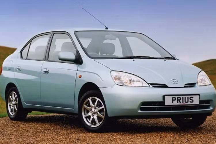 Trong khi đó, 3 mẫu bán tải người dùng lâu nhất thuộc về: Toyota Tacoma (Hilux bản Mỹ), Toyota Tundra, Nissan Frontier (Navara bản Mỹ). Top 3 xe thể thao bền bỉ, người dùng ưu tiên giữ lại thì có các mẫu: Mazda MX-5 Miata, BMW Z4 và BMW M5.