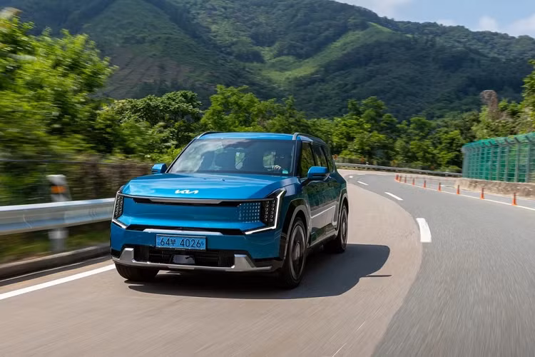 Kia EV9 2024 chạy điện mẫu SUV cỡ lớn đã lần đầu tiên trình làng ở thị trường Hàn Quốc vào hồi cuối tháng 3 năm nay. Được phát triển dựa trên cơ sở gầm bệ Electric Global Modular Platform (E-GMP) của tập đoàn mẹ Hyundai, mẫu xe này có kích thước dài x rộng x cao lần lượt là 5.010 x 1.980 x 1.780 mm và chiều dài cơ sở 3.100 mm. Như vậy, Kia EV9 2024 có kích thước ngang ngửa với VinFast VF9 đang bán ở Việt Nam.