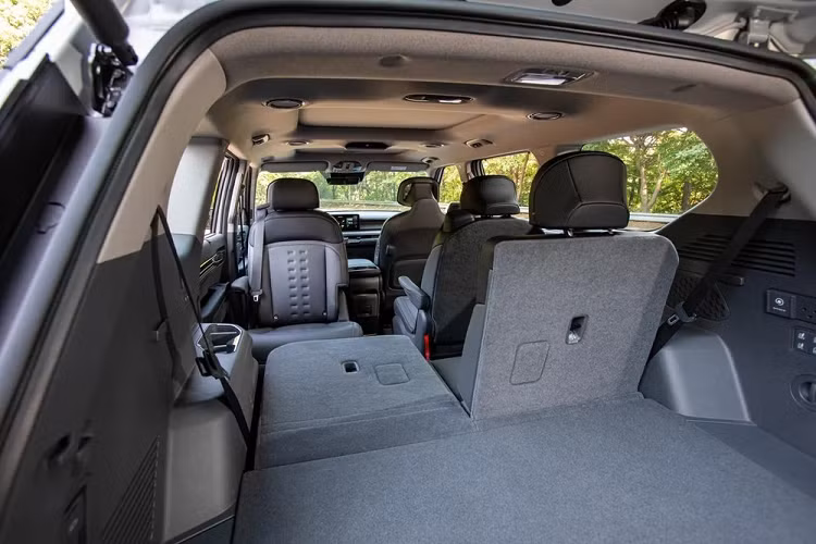 Trong đó, phiên bản 6 chỗ đi kèm 2 ghế cơ trưởng ở hàng ghế giữa, có thể xoay 180 độ giúp các hành khách phía sau giao tiếp với nhau dễ dàng hơn. Chưa hết, mẫu xe điện cỡ lớn này còn có bảng đồng hồ kỹ thuật số và màn hình cảm ứng trung tâm đều có kích thước 12,3 inch với màn hình chỉnh điều hòa 5 inch nằm ở giữa, hệ thống đèn viền nội thất, các chi tiết ốp kim loại, cổng USB Type C cũng như khóa kỹ thuật số Digital Key 2.