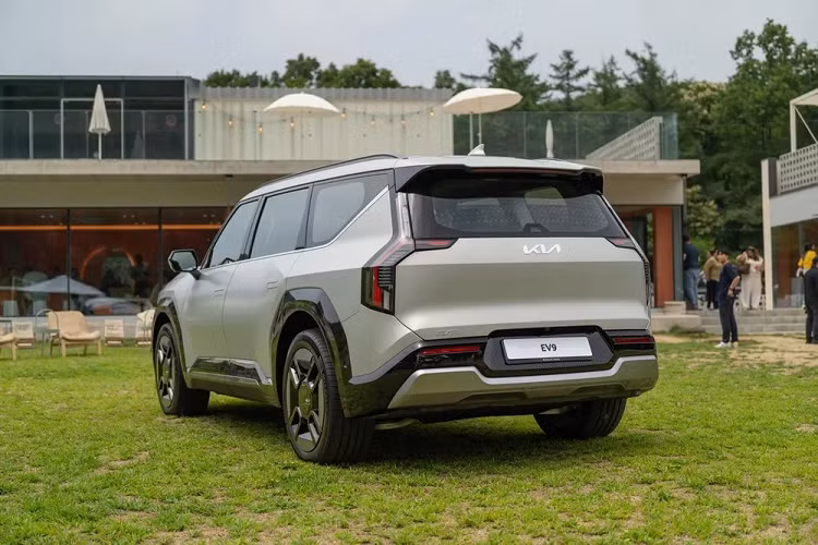 Dù ở phiên bản nào, Kia EV9 2024 cũng được trang bị LED định vị ban ngày và đèn hậu LED lấy cảm hứng thiết kế từ bản đồ sao, tay nắm cửa ẩn cũng như anten vây cá trên nóc. Tùy theo phiên bản, xe sẽ dùng vành với đường kính từ 19 - 21 inch. Camera kỹ thuật số thay cho gương chiếu hậu truyền thống là trang bị tùy chọn của mẫu SUV điện này. Bên trong Kia EV9 2024 là không gian nội thất 3 hàng ghế với 2 cấu hình chỗ ngồi 2+2+2 và 2+3+2.