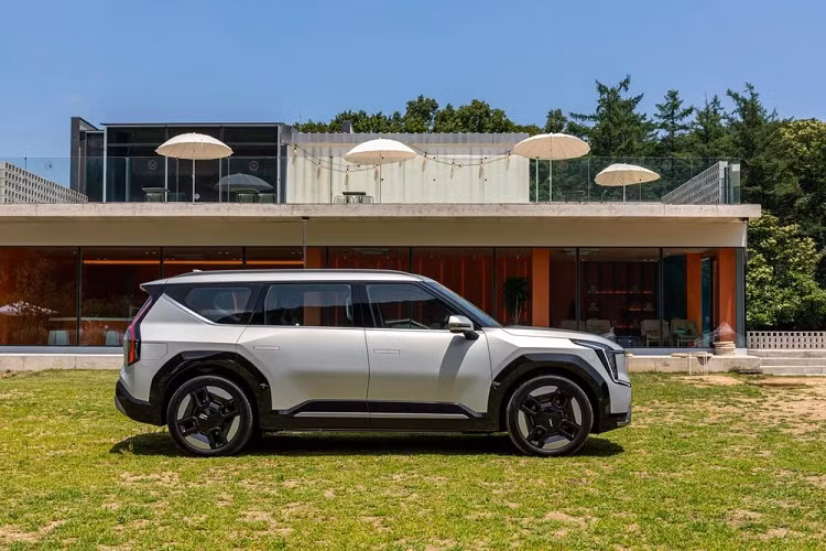 Theo kế hoạch, vào ngày 10/8/2023 tới đây, triển lãm Ô tô quốc tế Gaikindo Indonesia (GIIAS) sẽ chính thức diễn ra. Triển lãm năm nay sẽ đón nhận hàng loạt mẫu xe mới đáng chú ý như Mitsubishi XFC phiên bản thương mại. Ngoài ra, theo xu hướng chung của ngành công nghiệp xe hơi thế giới, triển lãm cũng sẽ có sự góp mặt của một số mẫu ôtô điện, điển hình là Kia EV9 2024 mới. 