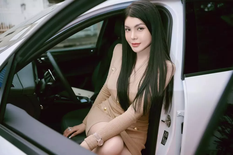 Macan mới sở hữu tùy chọn thiết kế la zăng đa chấu, kích thước tương ứng từ 19-21 inch. Phía sau đuôi xe, cản sau được thiết kế mới với màu đen thay vì cùng màu với thân xe tương tự bản tiền nhiệm. Khu vực này cũng được cách điệu bằng họa tiết hình quả trám, tăng thêm sự sang trọng và hiện đại cho chiếc xe.