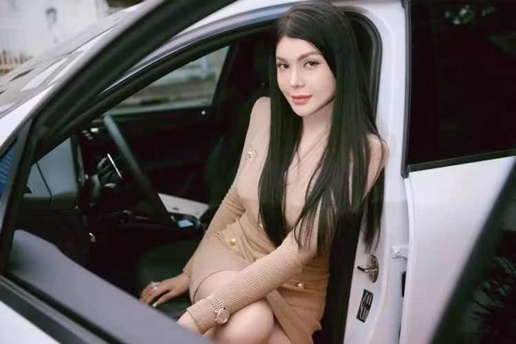 Macan mới sở hữu tùy chọn thiết kế la zăng đa chấu, kích thước tương ứng từ 19-21 inch. Phía sau đuôi xe, cản sau được thiết kế mới với màu đen thay vì cùng màu với thân xe tương tự bản tiền nhiệm. Khu vực này cũng được cách điệu bằng họa tiết hình quả trám, tăng thêm sự sang trọng và hiện đại cho chiếc xe.