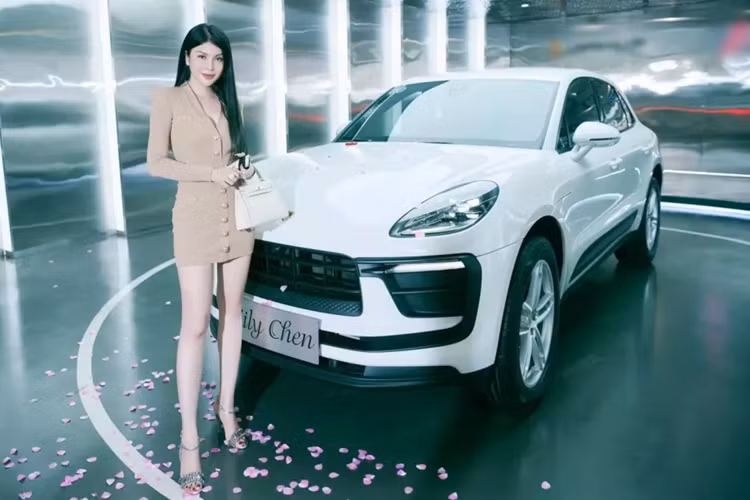 Từng gây "choáng" trước màn mua sắm xe Mercedes-Benz với 4 chiếc và thể hiện độ chịu chơi. Mới đây Lily Chen lại gây chú ý khi tiếp tục tậu xe mới, nhưng ở lần này, thương hiệu ngôi sao 3 cánh đã không còn được cô lựa chọn, thay vào đó, là 1 chiếc xe cũng đến từ Đức, nhưng thiên về cảm giác lái, tốc độ, đó chính chiếc Porsche Macan 2023 mới.