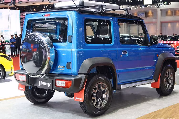 Xe cũng dễ dàng điều chỉnh như nâng hạ độ cao khi sử dụng mâm hợp kim 15 inch, xe có kích thước dài 3.480 mm (3.645 mm kể cả lốp dự phòng), rộng 1.645 mm, cao 1.720 mm, chiều dài cơ sở 2.250 mm, chiều cao gầm xe 210 mm, góc leo dốc 36 độ, góc tới 50 độ và góc thoát 28 độ. 