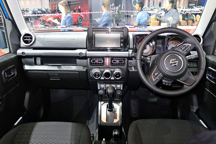 Nội thất của xe cũng thiết kế đơn giản với ghế nỉ chỉnh cơ, điều hòa tự động 1 vùng, hàng ghế sau gập phẳng 50:50, khoang hành lý chỉ với dung tích 85 lít, có thể mở rộng lên 355 lít khi gập hàng ghế sau.