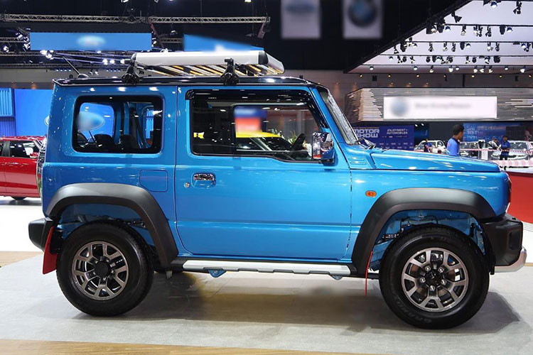 Phần đầu chiếc xe SUV Suzuki Jimny 2023 cỡ nhỏ này sẽ vẫn là lưới lưới tản nhiệt dạng tổ ong với logo Suzuki đặt giữa, gương chiếu hậu to bản, đèn chiếu sáng được thiết kế đơn giản dạng Projector LED, đèn pha tự động, có hệ thống rửa đèn. Xe sử dụng la zăng 15 inch, ở thân xe cũng có ốp tạo sự chắc chắn.