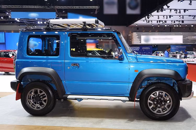 Phần đầu chiếc xe SUV Suzuki Jimny 2023 cỡ nhỏ này sẽ vẫn là lưới lưới tản nhiệt dạng tổ ong với logo Suzuki đặt giữa, gương chiếu hậu to bản, đèn chiếu sáng được thiết kế đơn giản dạng Projector LED, đèn pha tự động, có hệ thống rửa đèn. Xe sử dụng la zăng 15 inch, ở thân xe cũng có ốp tạo sự chắc chắn.