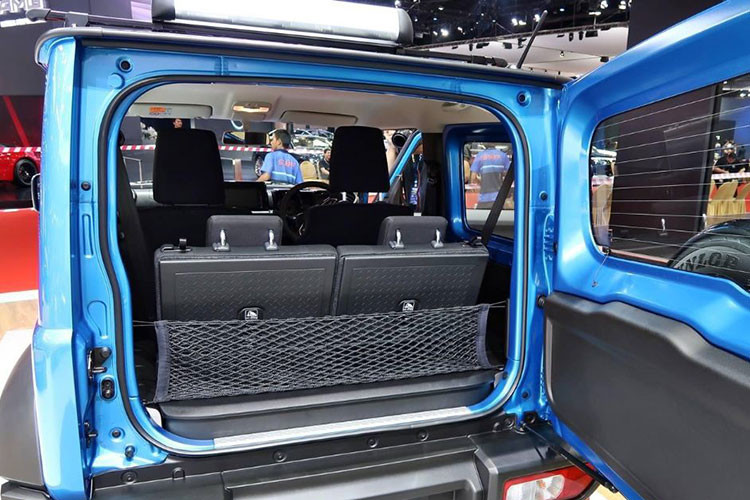 Về trang bị vận hành, mẫu xe SUV Suzuki Jimny 2023 sử dụng động cơ xăng hút khí tự nhiên 1.5L 4 xi-lanh cho ra công suất tối đa 101 mã lực và 130 Nm mô-men xoắn, đi kèm với đó là hộp số tự động 4 cấp.