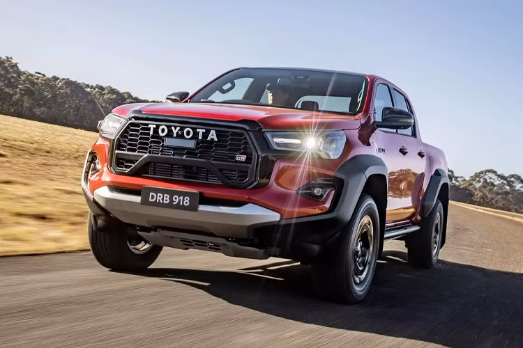 Đây là biến thể GR Sport duy nhất được nâng cấp về hiệu suất so với mức tiêu chuẩn 204 mã lực. Tuy nhiên, thông số này vẫn kém hơn Ranger Raptor, vốn mạnh 397 mã lực.