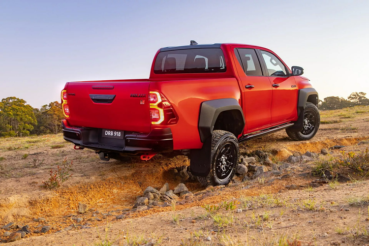 Hilux GR Sport bản Australia có ngoại thất ấn tượng khi lấy cảm hứng từ những mẫu xe đua đường trường Rally. Xe chỉ được phân phối với thiết kế thân xe double-cab.