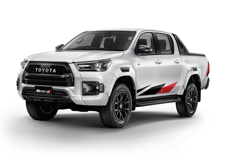 Tại mỗi thị trường, mẫu bán tải Toyota Hilux GR Sport 2023 thể thao này đều được điều chỉnh một vài điểm ở thiết kế, hiệu suất vận hành và mức giá để phù hợp với từng phân khúc khách hàng.