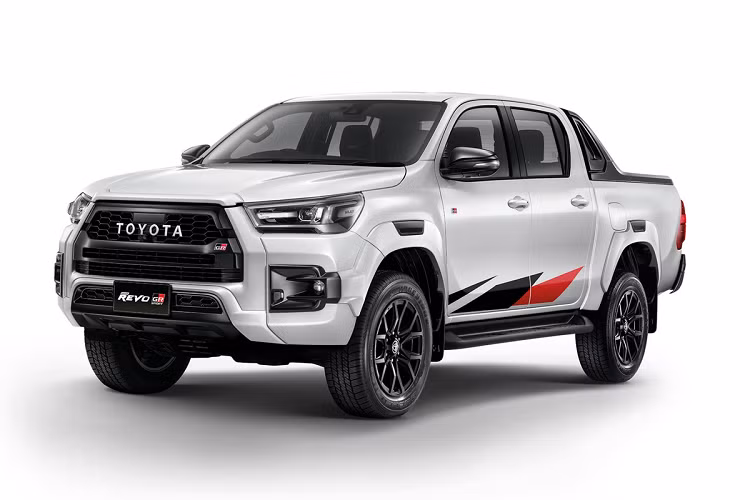 Tại mỗi thị trường, mẫu bán tải Toyota Hilux GR Sport 2023 thể thao này đều được điều chỉnh một vài điểm ở thiết kế, hiệu suất vận hành và mức giá để phù hợp với từng phân khúc khách hàng.