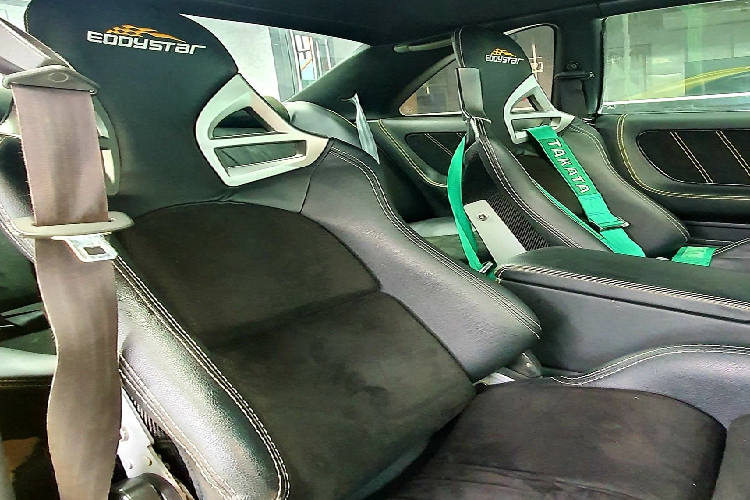 Về chiếc xe Nissan Skyline R33 tại Sài Gòn từng được chào bán 3,3 tỷ đồng, ngoại thất xe được sơn màu vàng cùng với đó là nhiều chi tiết carbon, chủ nhân của xe đã khoác lên mình chiếc Nissan Skyline R33 này bộ áo của "trùm cuối" GT R, 1 phiên bản xe mà bất cứ dân chơi xe JDM nào đều thèm muốn.