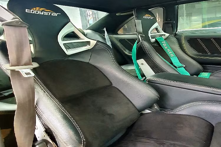 Về chiếc xe Nissan Skyline R33 tại Sài Gòn từng được chào bán 3,3 tỷ đồng, ngoại thất xe được sơn màu vàng cùng với đó là nhiều chi tiết carbon, chủ nhân của xe đã khoác lên mình chiếc Nissan Skyline R33 này bộ áo của "trùm cuối" GT R, 1 phiên bản xe mà bất cứ dân chơi xe JDM nào đều thèm muốn.