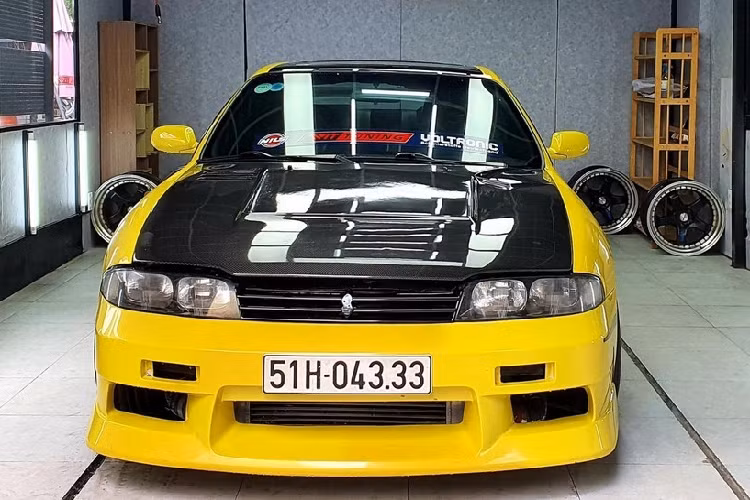 Hồi cuối tháng 5 vừa qua, thông tin rao bán chiếc xe thể thao Nissan Skyline R33 độc nhất Việt Nam đã nhận được sự quan tâm rất lớn của giới mê xe trong nước cũng như các tay chơi xe JDM, lý do không hẳn vì đây là chiếc xe duy nhất Nissan Skyline R33 trong nước, mà còn nằm ở mức giá bán 3,3 tỷ đồng của chủ xe.