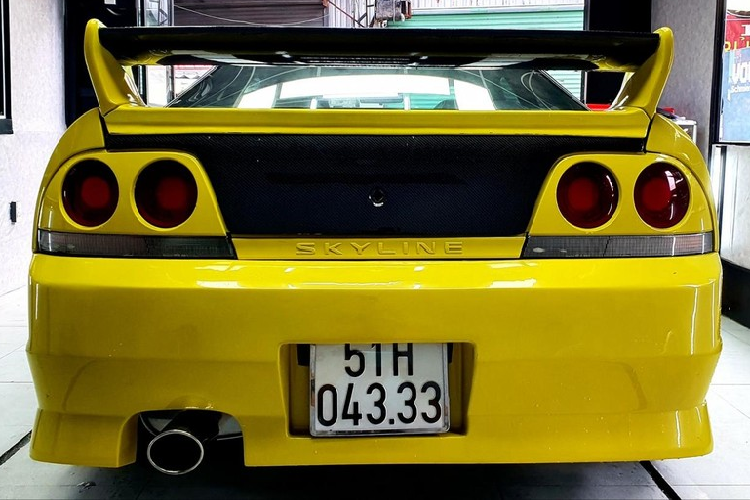 Nhưng đó chưa phải là tin sốc, cứ tưởng mức giá 3,3 tỷ đồng dành cho 1 chiếc xe thể thao Nissan Skyline R33 đã 30 năm tại Việt Nam là hoang tưởng nhưng mới đây, thông tin đã có khách mua lại chiếc xe hàng độc này đã khiến không ít người bất ngờ, và muốn biết ai đã dám chi mạnh tay cho đam mê xe JDM này, nhưng hiện tại, danh tính của người này vẫn được giữ bí mật.