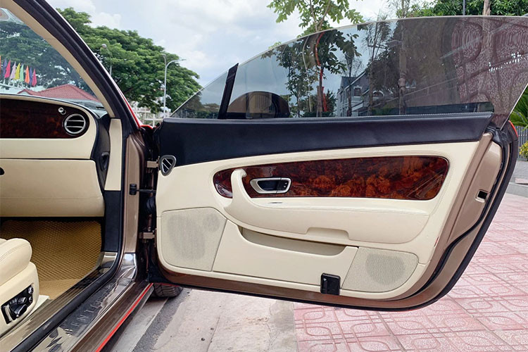 Lời khen dành cho chủ nhân của chiếc xe Bentley Continental GT thế hệ đầu tiên này chính là việc chủ nhân đã thẩm mỹ lại ngoại hình cho xe với bộ body kit của Bentley Continental GT thế hệ thứ 2, thay vì nâng cấp lên bản hiệu suất cao cùng đời như đa phần các tay chơi khác lựa chọn, vì thế, nhìn chiếc Bentley Continental GT 19 năm tuổi này vẫn quá trẻ.