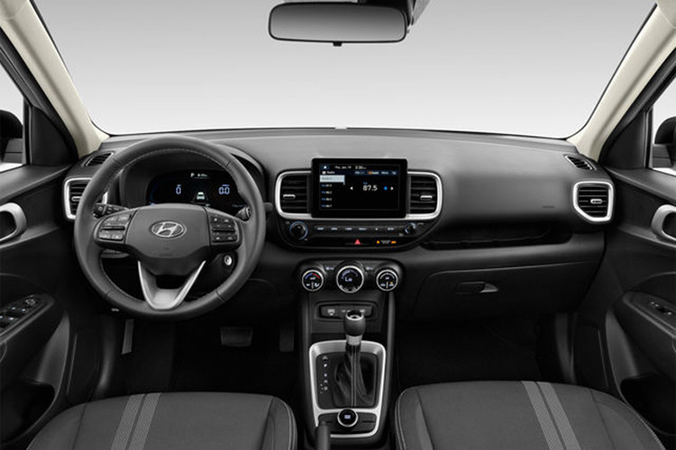 Bên trong Hyundai Venue xuất hiện vô lăng có thiết kế giống Tucson, tích hợp lẫy chuyển số, ghế lái chỉnh điện 4 hướng, bảng đồng hồ kỹ thuật số, màn hình cảm ứng 8 inch, hỗ trợ Apple CarPlay/Android Auto không dây...