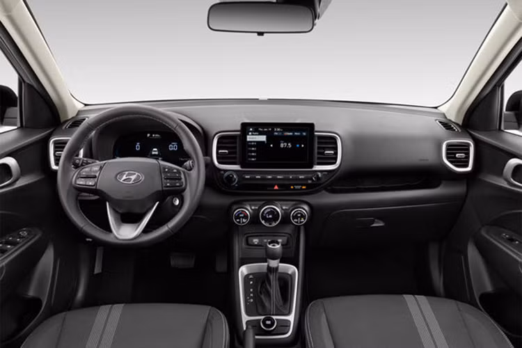 Bên trong Hyundai Venue xuất hiện vô lăng có thiết kế giống Tucson, tích hợp lẫy chuyển số, ghế lái chỉnh điện 4 hướng, bảng đồng hồ kỹ thuật số, màn hình cảm ứng 8 inch, hỗ trợ Apple CarPlay/Android Auto không dây...