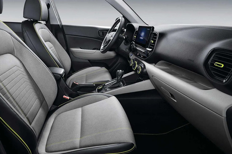 Các trang bị đáng chú ý khác như; hệ thống âm thanh Bose, cửa sổ trời, điều hòa tự động với lọc không khí, cửa gió dành cho hàng ghế sau, đèn viền trang trí nội thất và sạc điện thoại không dây.