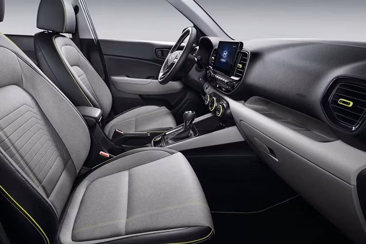 Các trang bị đáng chú ý khác như; hệ thống âm thanh Bose, cửa sổ trời, điều hòa tự động với lọc không khí, cửa gió dành cho hàng ghế sau, đèn viền trang trí nội thất và sạc điện thoại không dây.