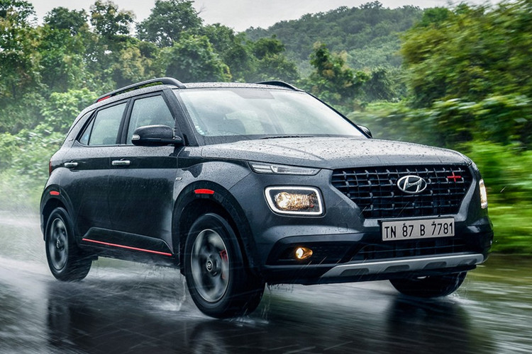 Cuối cùng là những trang bị an toàn như 6 túi khí, cảnh báo áp suất lốp, cảm biến đỗ xe phía sau, hệ thống kiểm soát hành trình, hệ thống cân bằng điện tử, kiểm soát ổn định thân xe, hỗ trợ khởi hành ngang dốc, camera lùi và đèn chiếu xa tự động. Venue có thể sẽ được lắp ráp tại Việt Nam như phần lớn các mẫu xe Hyundai khác.