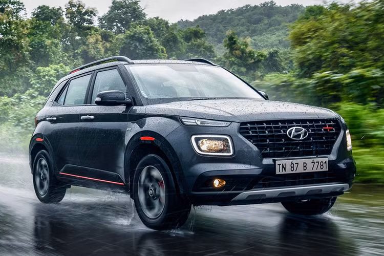 Cuối cùng là những trang bị an toàn như 6 túi khí, cảnh báo áp suất lốp, cảm biến đỗ xe phía sau, hệ thống kiểm soát hành trình, hệ thống cân bằng điện tử, kiểm soát ổn định thân xe, hỗ trợ khởi hành ngang dốc, camera lùi và đèn chiếu xa tự động. Venue có thể sẽ được lắp ráp tại Việt Nam như phần lớn các mẫu xe Hyundai khác.