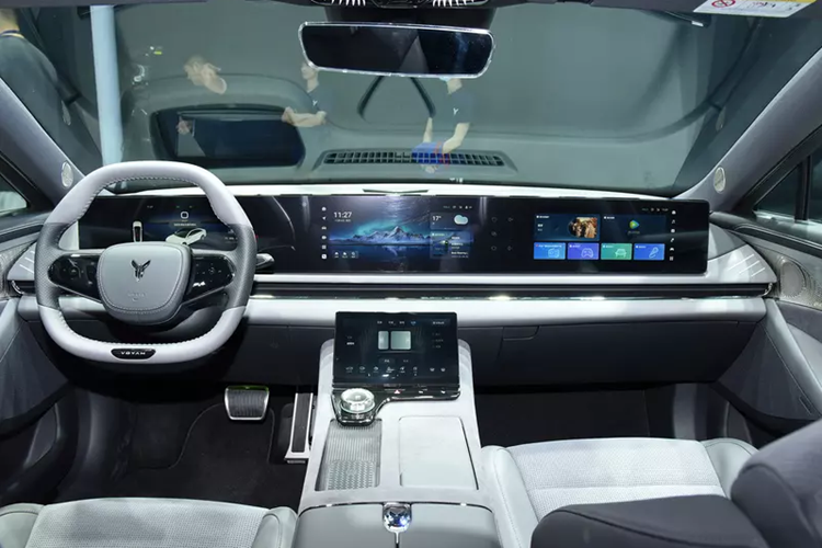 Về cấu hình, Voyah Passion PHEV tại Trung Quốc cũng sẽ được trang bị hệ thống treo khí nén CDC+ với chức năng thảm thần kỳ, đồng thời cung cấp tựa chân cho hàng ghế thứ 2. Hàng ghế sau cũng sẽ tích hợp chỉnh điện, thông gió, sưởi, massage và các tính năng khác. chức năng.