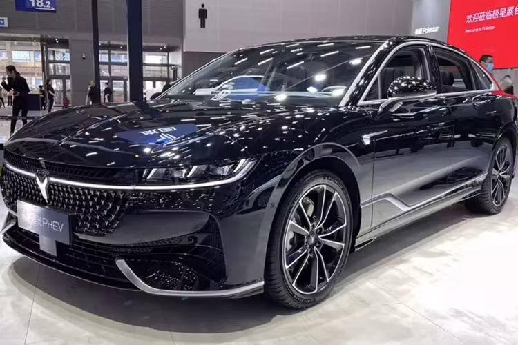 Mới đây, tại triển lãm ô tô Quảng Châu 2023 diễn ra vào hôm qua, ngày 17/11/2023, Voyah đã giới thiệu mẫu xe sedan Passion PHEV với mức giá từ 266.900 nhân dân tệ (tương đương 866 triệu đồng). Được biết, đây là 1 trong các dòng xe chiến lượng của thương hiệu này, để cạnh tranh cùng các đối thủ khác.