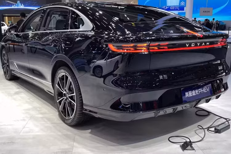 Dung lượng pin của Voyah Passion PHEV 2023 sẽ đạt 43kWh, phạm vi hành trình chạy điện thuần theo chu trình thử nghiệm CLTC của Trung Quốc sẽ đạt 262 km và phạm vi hành trình của động cơ xăng và điện theo CLTC sẽ là 1.227 km, đáng chú ý là mẫu xe này có mức độ tiêu thụ nhiên liệu chỉ 0,5 lit/100 km, thấp hơn nhiều so với cả xe máy.