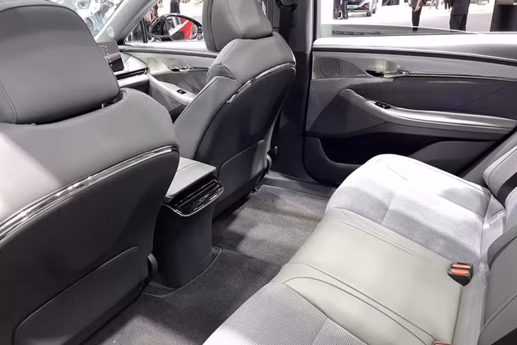 Về ngoại hình, chiếc xe Voyah Passion PHEV áp dụng thiết kế khác biệt so với phiên bản thuần điện, thiết kế lưới tản nhiệt phía trước thông thường giúp xe trông hoành tráng và trang trọng hơn, đồng thời, các nan lưới tản nhiệt phía trước của xe mới cũng áp dụng dạng lưới, rất cao cấp.