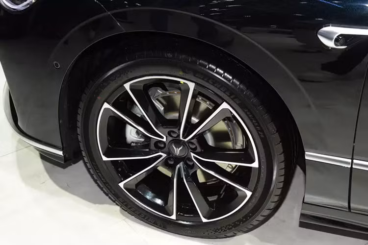 Ở sức mạnh, Voyah Passion PHEV sẽ được trang bị 2 động cơ điện phía trước và phía sau, kết hợp với động cơ hybrid đặc biệt 1.5T có công suất tối đa 100 kilowatt, công suất cực đại của động cơ dẫn động là 130 kw/160 kw, tương ứng với công suất tối đa tổng hợp là 390 kW, tương đương 523 mã lực. Mô-men xoắn cực đại là 790 Nm.