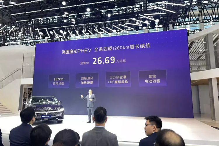 Voyah Passion PHEV 2023 mới dến từ Voyah, một thương hiệu con của tập đoàn ôtô Đông Phong, đây là nhà sản xuất ôtô của Trung Quốc, có trụ sở đặt tại Vũ Hán. Dongfeng là một trong 4 nhà sản xuất ô tô lớn của Trung Quốc, cùng với Chang'an Motors, FAW Group và SAIC Motor, nổi tiếng tại Việt Nam với các dòng xe tải hạng nhẹ đến hạng nặng.
