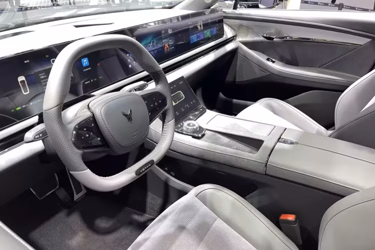 Kích thước thân xe, chiều dài, chiều rộng và chiều cao của Voyah Passion PHEV 2023 lần lượt là 5.088 mm x 1.970 mm x 1.515 mm, chiều dài cơ sở là 3.000 mm. Ngoài ra, xe mới còn được trang bị mâm xe đa chấu hai màu, phù hợp hơn với phong cách tổng thể và định vị của xe.