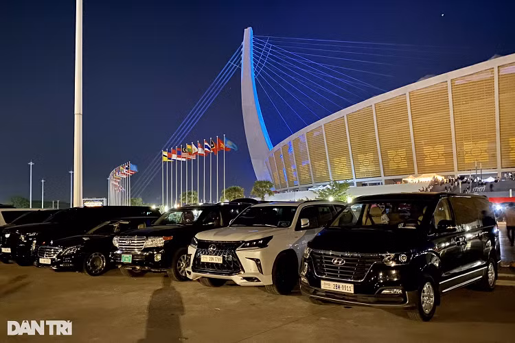 Đại hội Thể thao Đông Nam Á - SEA Games 32 do Campuchia đăng cai diễn ra từ 5-17/5. Đây là lần đầu tiên quốc gia này làm chủ nhà Đại hội và giới nhà giàu tại Campuchia đã cho du khách được dịp chiêm ngưỡng nhiều mẫu xe đắt tiền. Theo PV Dân trí đang trực tiếp có mặt tại sự kiện, các mẫu ô tô hạng sang này đã thu hút sự quan tâm của nhiều người. Trong số đó có thể kể đến Lexus LX 570, Toyota Land Cruiser, Mercedes-Benz S-Class, Range Rover Autobiography, Lexus LX 600, Cadillac Escalade hay Mercedes-AMG G 63.