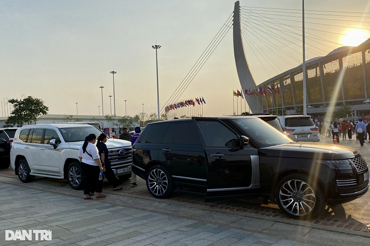 Phiên bản nâng cấp của Range Rover Autobiography của đại gia Campuchia sử dụng thuộc biến thể trục cơ sở dài LWB, có giá từ 6-8 tỷ đồng trên thị trường xe cũ tại Việt Nam. Hiện nay, mẫu xe này đã được thay thế bằng thế hệ thứ 5 với diện mạo bắt mắt và hiện đại hơn.