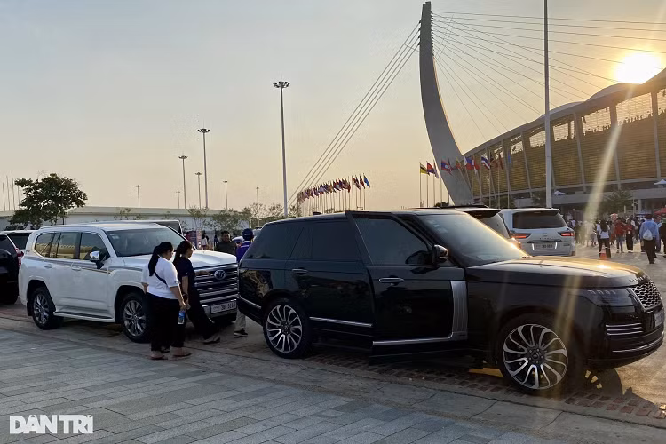 Phiên bản nâng cấp của Range Rover Autobiography của đại gia Campuchia sử dụng thuộc biến thể trục cơ sở dài LWB, có giá từ 6-8 tỷ đồng trên thị trường xe cũ tại Việt Nam. Hiện nay, mẫu xe này đã được thay thế bằng thế hệ thứ 5 với diện mạo bắt mắt và hiện đại hơn.