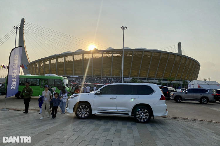 Lexus LX 570 cũng không ngoại lệ khi xuất hiện khá nhiều trên đường phố. Bên cạnh phiên bản tiêu chuẩn, đại gia Campuchia cũng rất ưa dùng bản Super Sport. Hiện tại, giá bán của phiên bản này trên thị trường xe cũ Việt Nam ở mức 5-6 tỷ đồng.