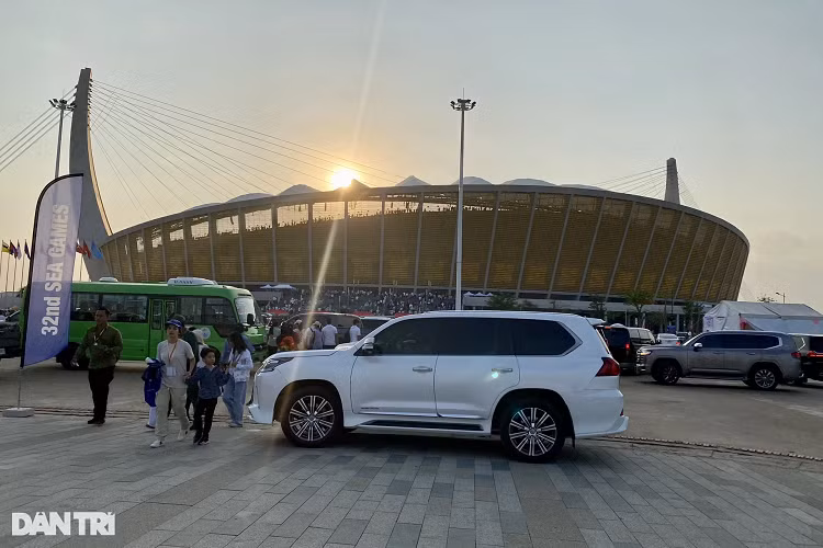 Lexus LX 570 cũng không ngoại lệ khi xuất hiện khá nhiều trên đường phố. Bên cạnh phiên bản tiêu chuẩn, đại gia Campuchia cũng rất ưa dùng bản Super Sport. Hiện tại, giá bán của phiên bản này trên thị trường xe cũ Việt Nam ở mức 5-6 tỷ đồng.