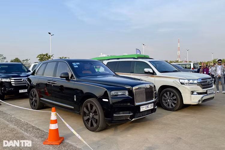 Cung cấp sức mạnh cho xe là động cơ V8 dung tích 5,7 lít, sản sinh sức mạnh 367 mã lực tại vòng tua máy 5.600 vòng/phút và mô-men xoắn cực đại 530Nm tại vòng tua 3.200 vòng/phút, đi kèm hộp số tự động 8 cấp. Xe có 5 chế độ lái bao gồm Normal, Eco, Comfort, Sports và Sports +. Đắt đỏ bậc nhất trong danh sách là chiếc Rolls-Royce Cullinan. Tại Campuchia, giá bán của xe quy đổi sang tiền Việt "chỉ" hơn 10 tỷ đồng. Trong khi nhà phân phối chính hãng bán tại Việt Nam với giá 28 tỷ đồng hoặc lên tới 33-35 tỷ đồng nếu nhập khẩu tư nhân.