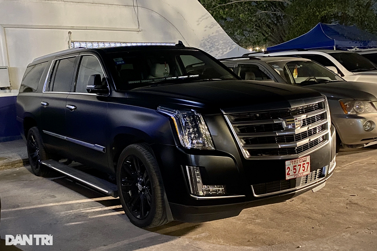 Một chiếc Cadillac Escalade với biển "kép" 57 xuất hiện tại sự kiện với diện mạo hầm hố nhờ ngoại thất có màu đen nhám, tạo điểm nhấn bằng những chi tiết mạ crôm sáng bóng. Xe thuộc thế hệ thứ 4 (2015-2020), đang được chào bán trên thị trường xe cũ ở Việt Nam ở mức 3-4 tỷ đồng.